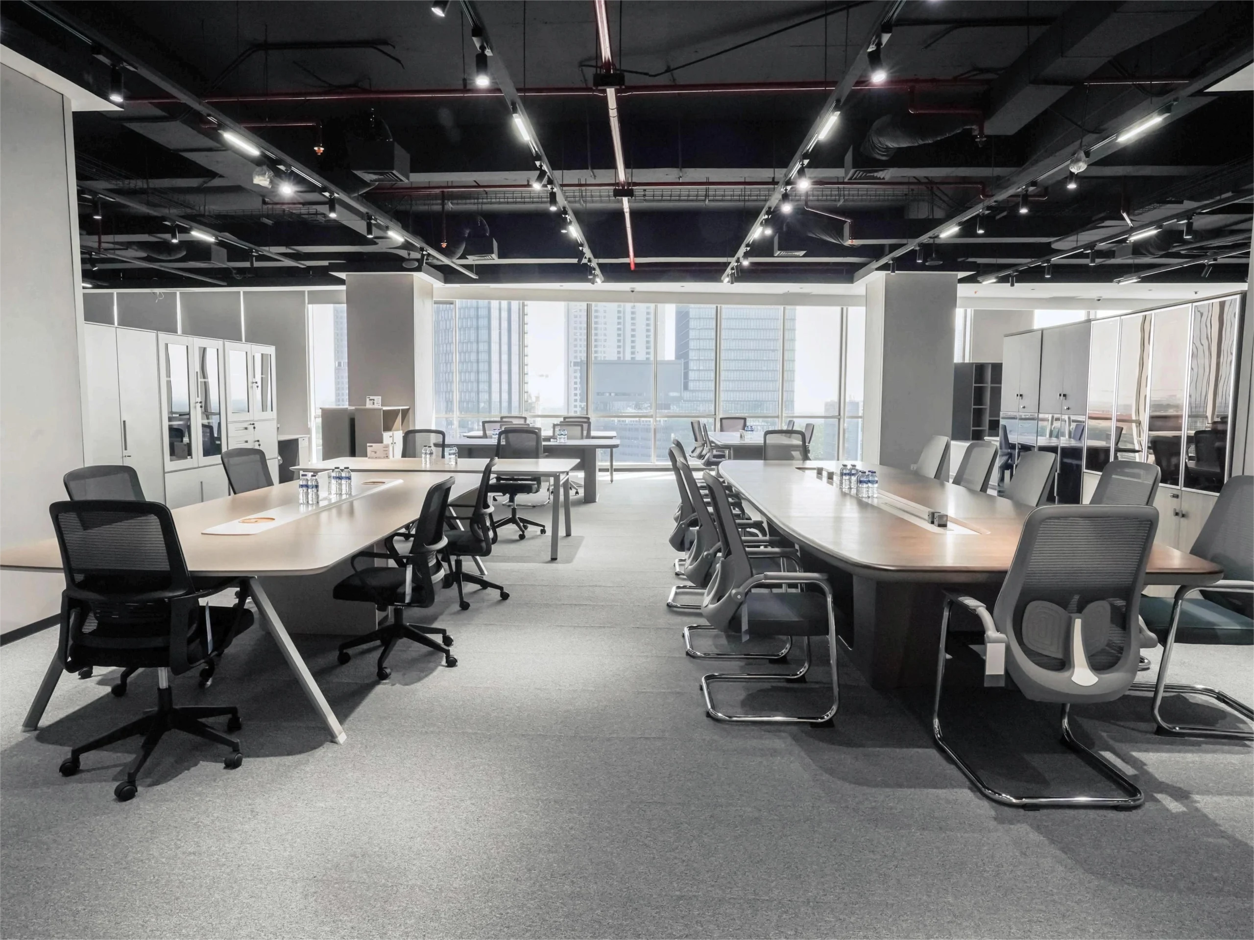 Jangan Ambil Risiko! Kenapa Anda Tidak Boleh Pakai Furnitur “Abal-Abal” untuk Kantor?