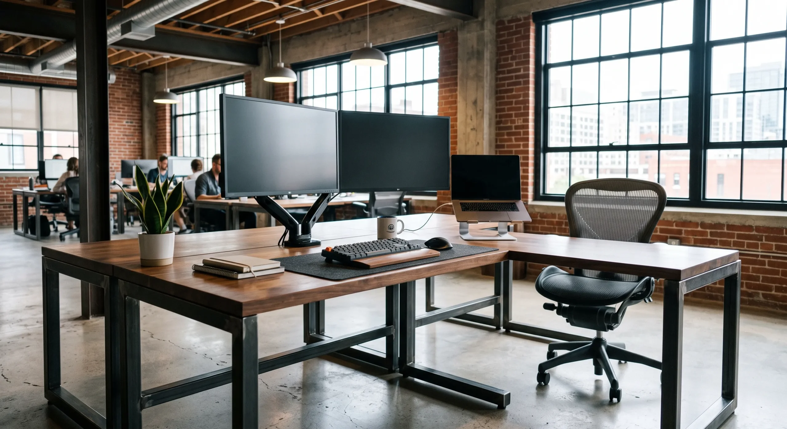 Meja kerja workstation berdesain kokoh dengan material rangka besi tahan lama di lingkungan kantor industri.