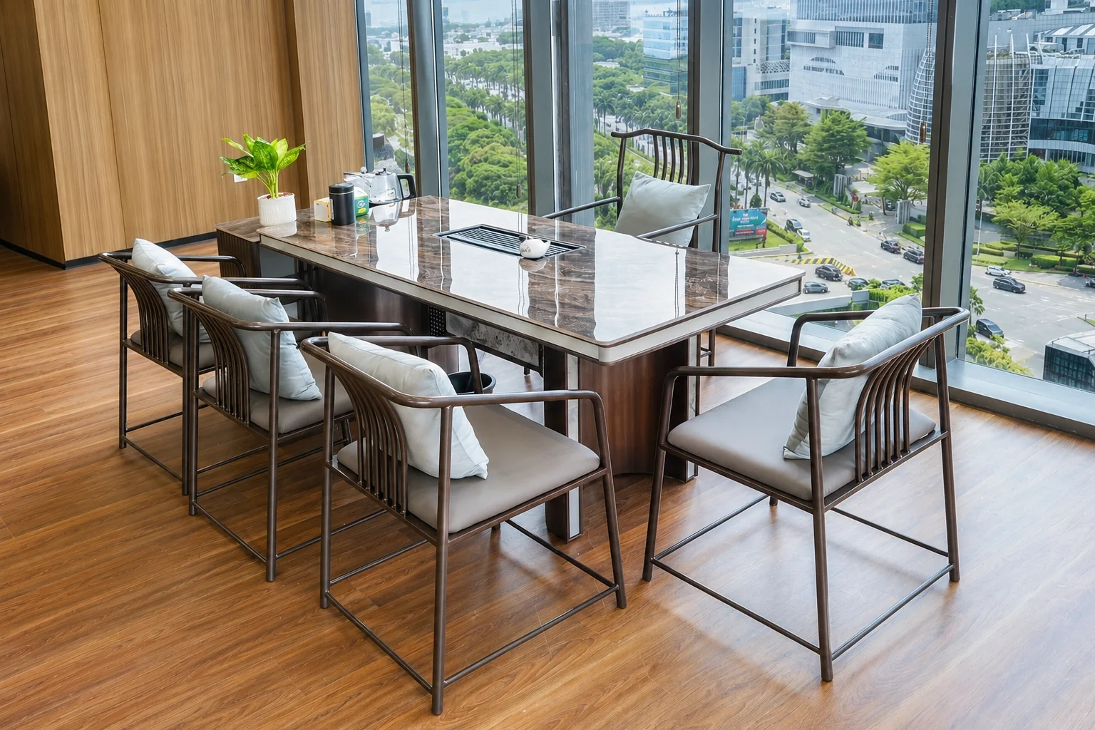 Area meeting kantor Go-Day dengan meja rapat modern dan interior bernuansa kayu.