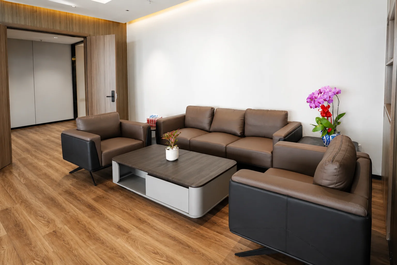 Area lounge kantor Go-Day dengan sofa, meja kopi, dan interior modern.