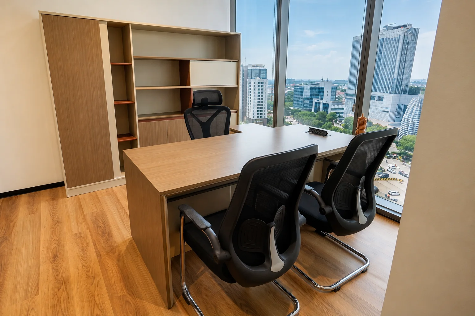 Ruang kerja kantor Go-Day dengan meja eksekutif, kursi kantor, dan kabinet kayu.