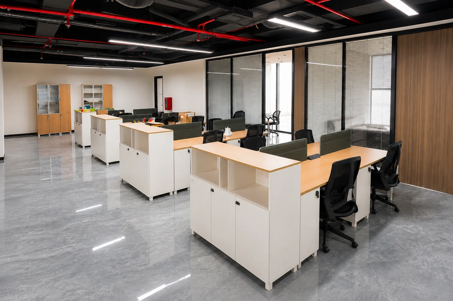 Workstation kantor Go-Day dengan meja kerja modular dan kursi kantor Prospace.
