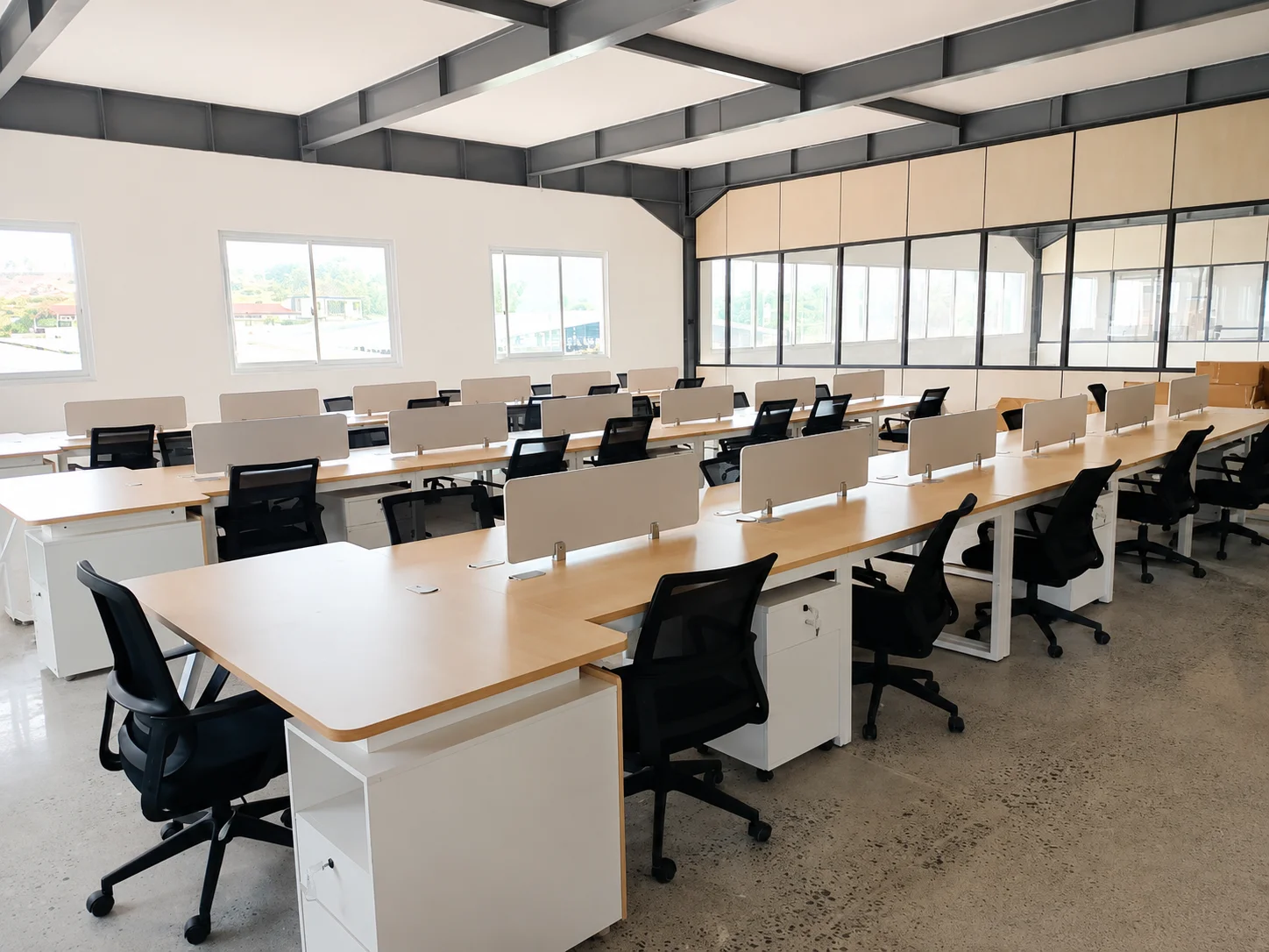 Ruang kantor luas dengan deretan workstation dan kursi kerja untuk banyak pengguna
