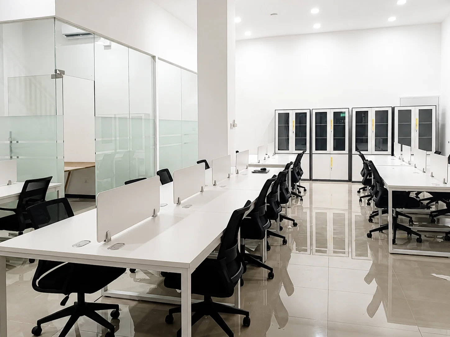 Proyek ruang kerja kantor dengan workstation modern