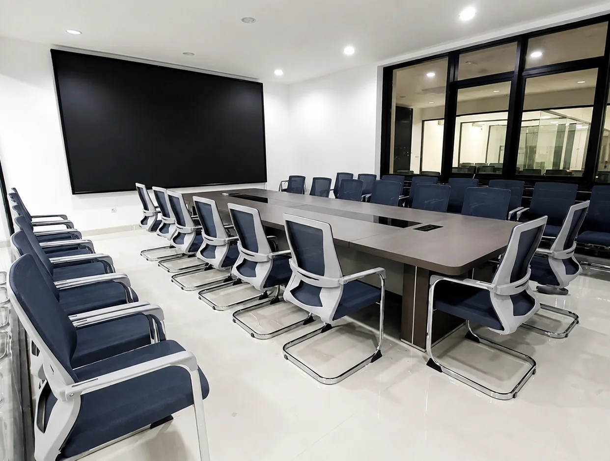 Ruang meeting kantor dengan meja konferensi panjang dan kursi rapat modern