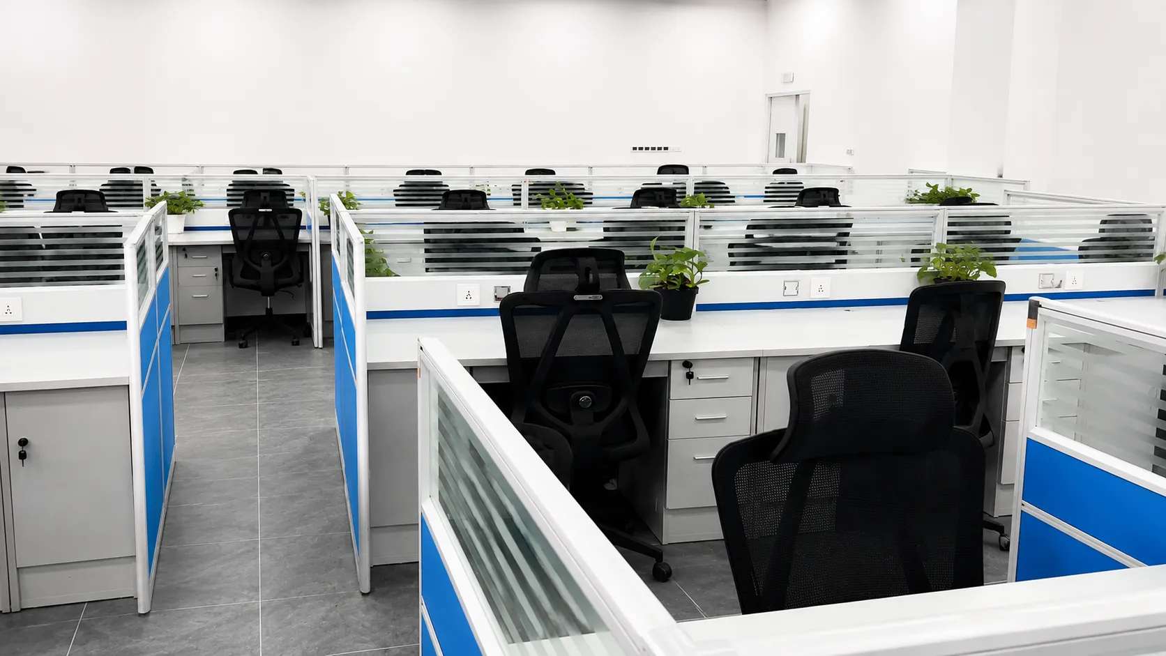 Workstation karyawan CATL — CATL employee workstation