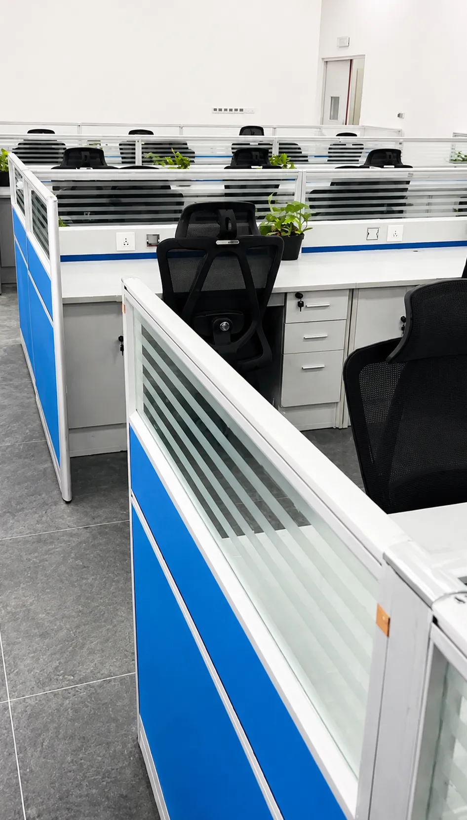 Workstation karyawan CATL — CATL employee workstation
