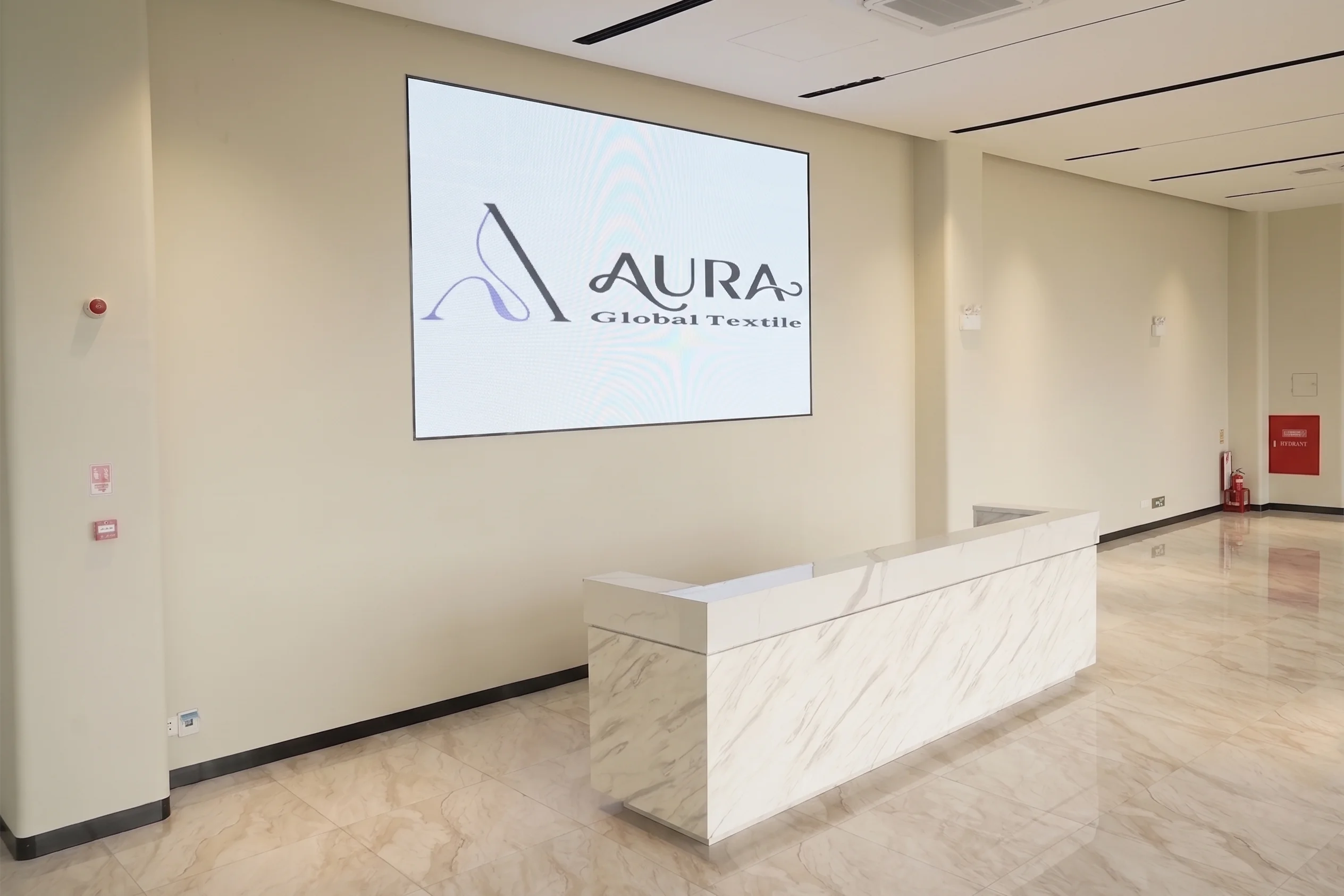 Area resepsionis kantor Aura dengan meja reception berdesain modern