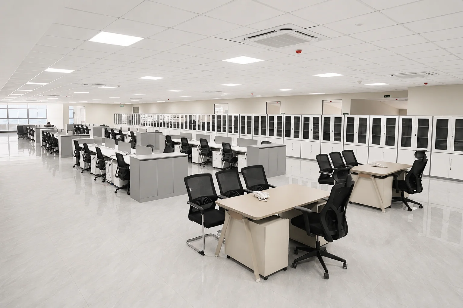 Layout kantor proyek Aura dengan workstation, meja kerja, dan kursi kantor