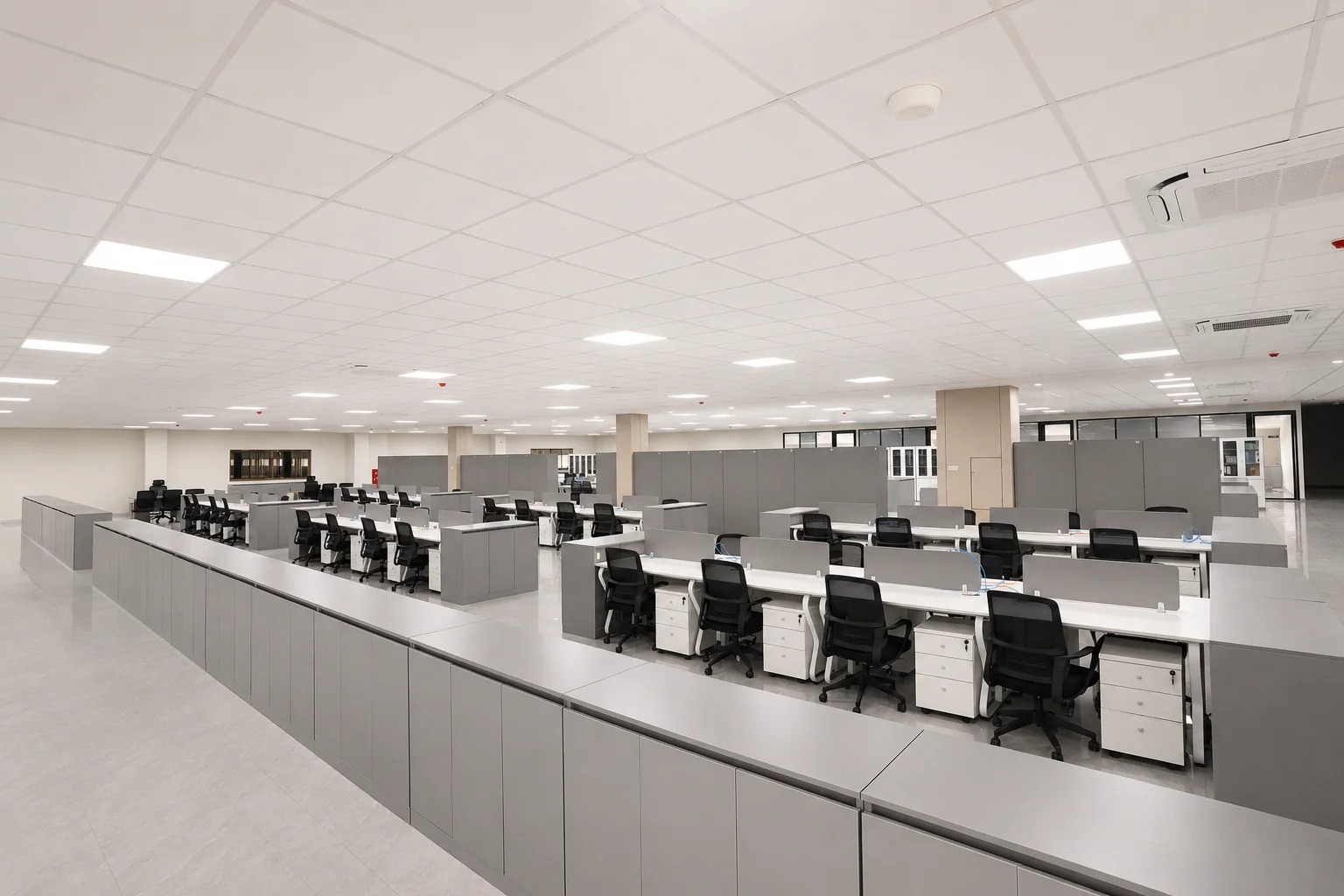 Ruang kantor terbuka proyek Aura dengan workstation dan furnitur penyimpanan
