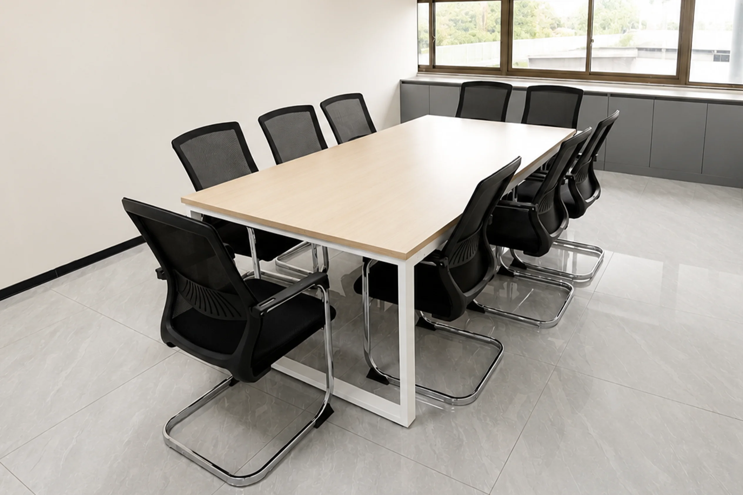 Ruang meeting proyek Aura dengan meja rapat dan kursi kantor
